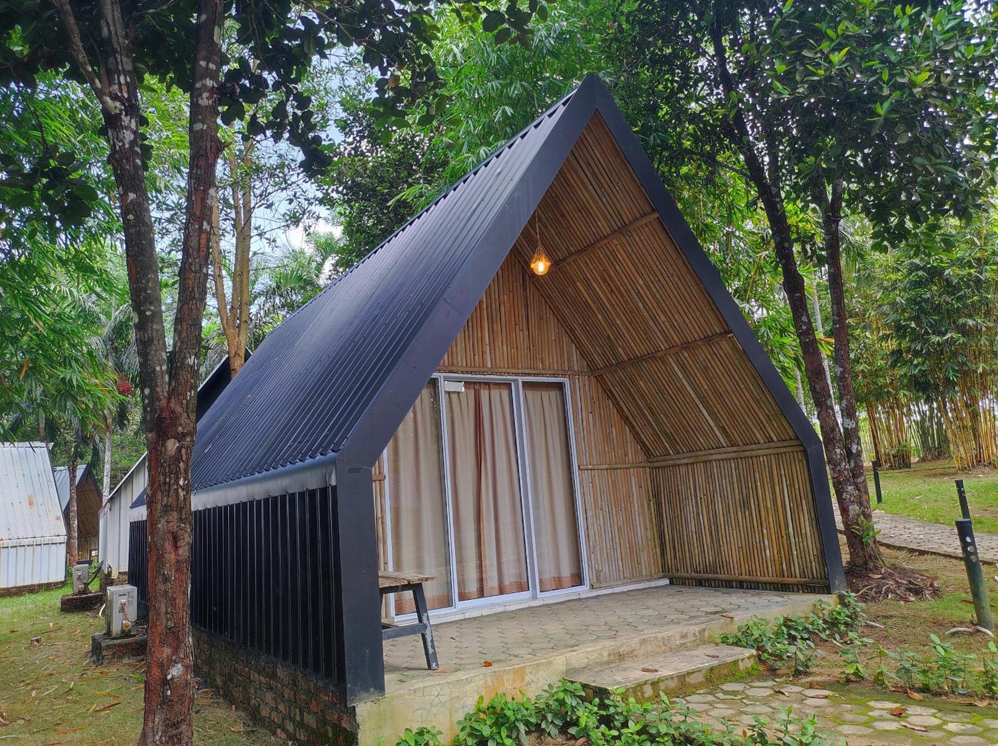 "D'Bamboo Kamp" Desa Wisata Ekang Lagoi Extérieur photo